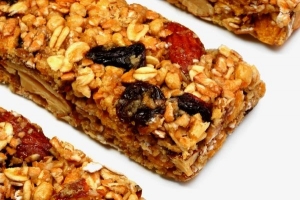 Make Larabars at Home: 7 Homemade High Protein Granola Bar Recipes!